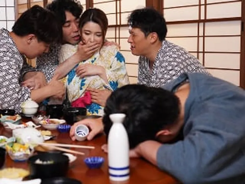 đưa vợ đi suối nước nóng, gã chồng không biết bà xã bị người khác chịch sấp mặt