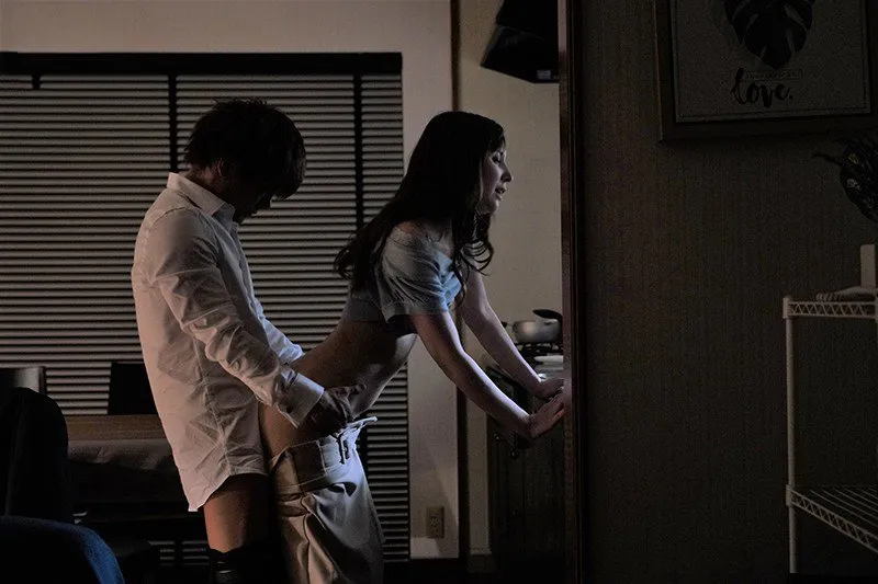 Cấp trên đi làm ăn, cậu nhân viên đến nhà quan hệ người vợ ông ấy